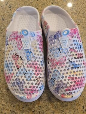 Butterfly Print Slip-On Clog - White, Pink & Blue